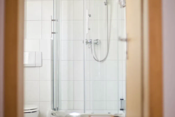 Badeværelse med stort brusebad