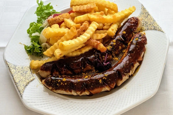 Currywurst med pommes frites