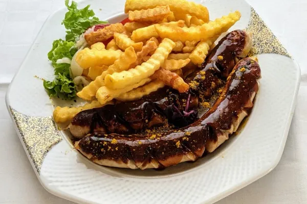 Currywurst mit Pommes