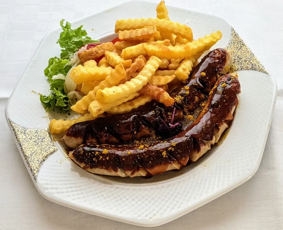 Currywurst mit Pommes