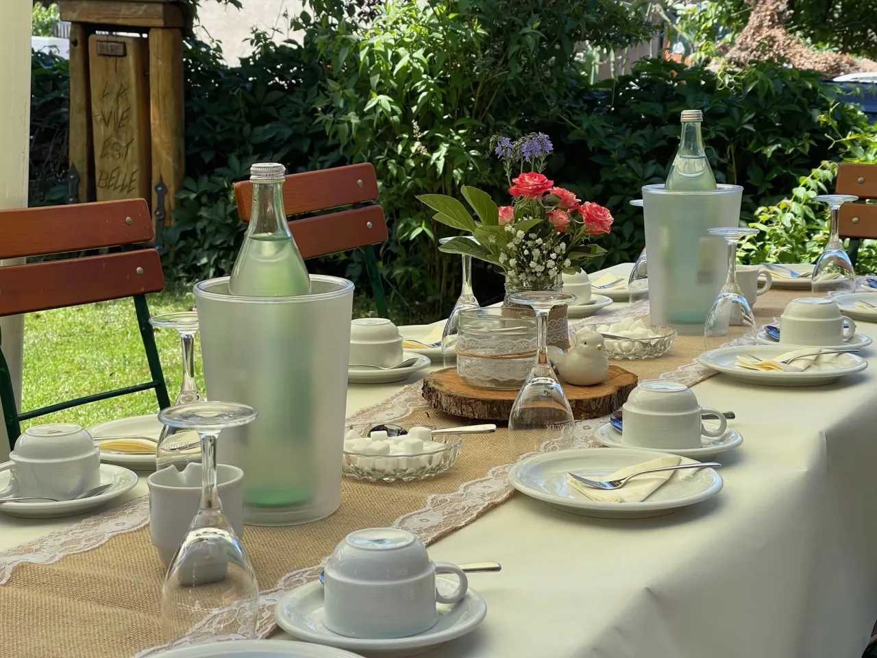 Festlich gedeckte Tafel im Biergarten des Gasthauses zum Adler