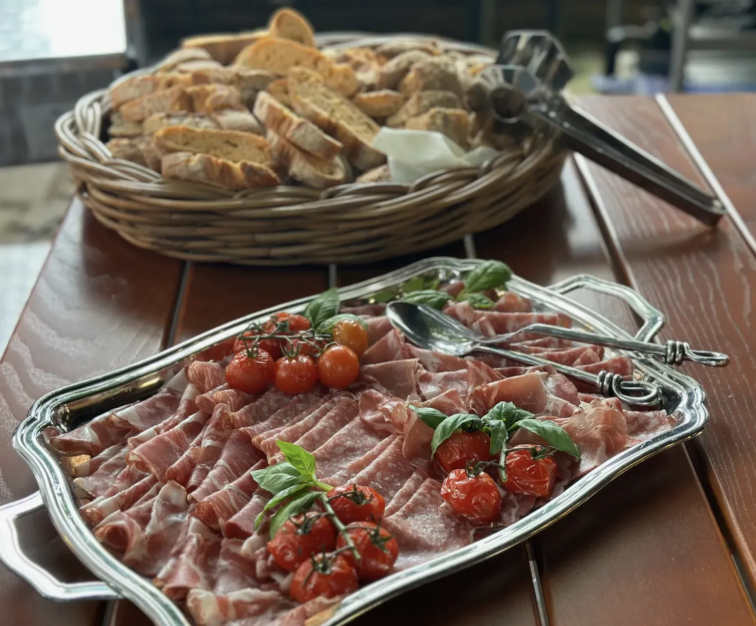 Fleischplatte mit Baguette