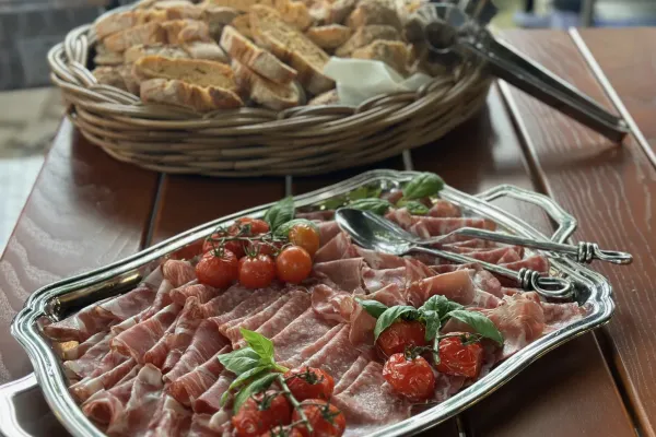 Fleischplatte mit Baguette