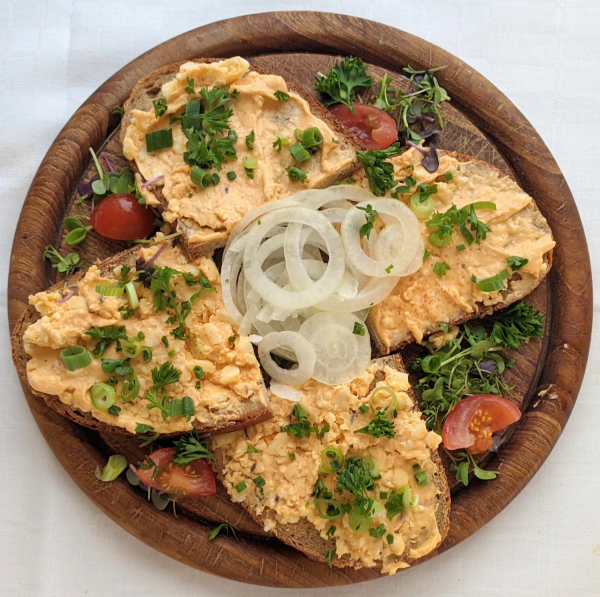 Fränkischer Gerupfter auf Holzbrett