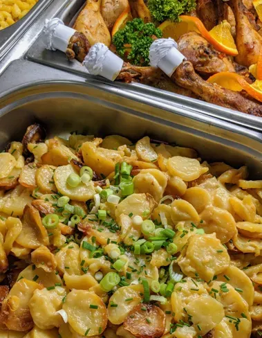 Kartoffelgratin und Hähnchenschenkel