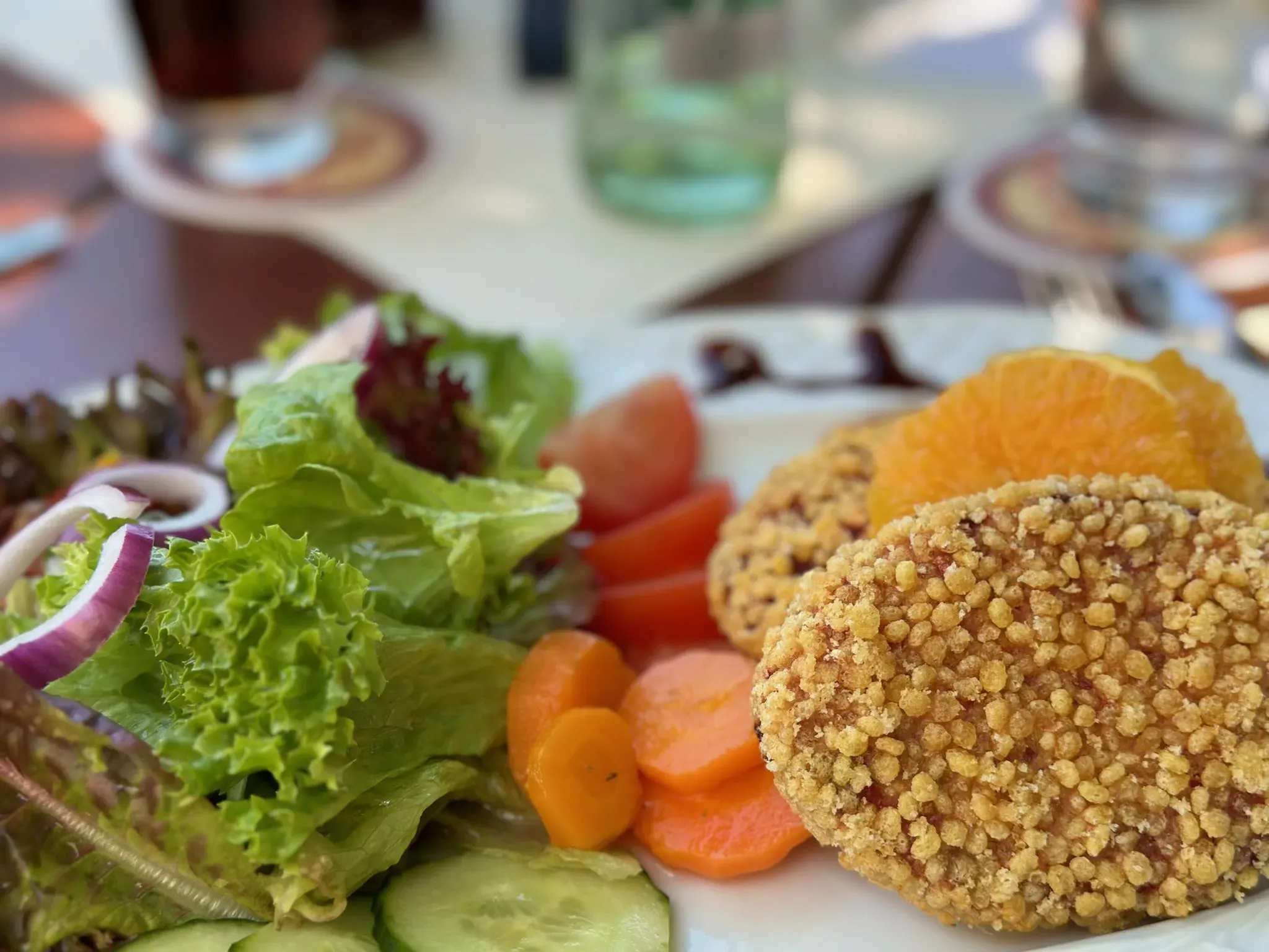 Rote-Bete-Bratlinge mit Salat