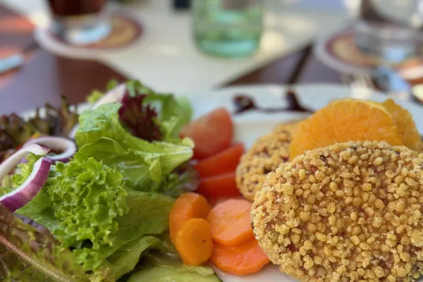 Rote-Bete-Bratlinge mit Salat