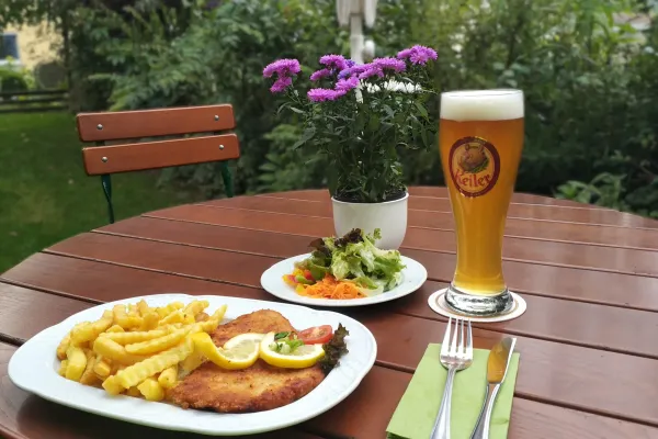 Schnitzel Wiener Art mit Pommes und Salat