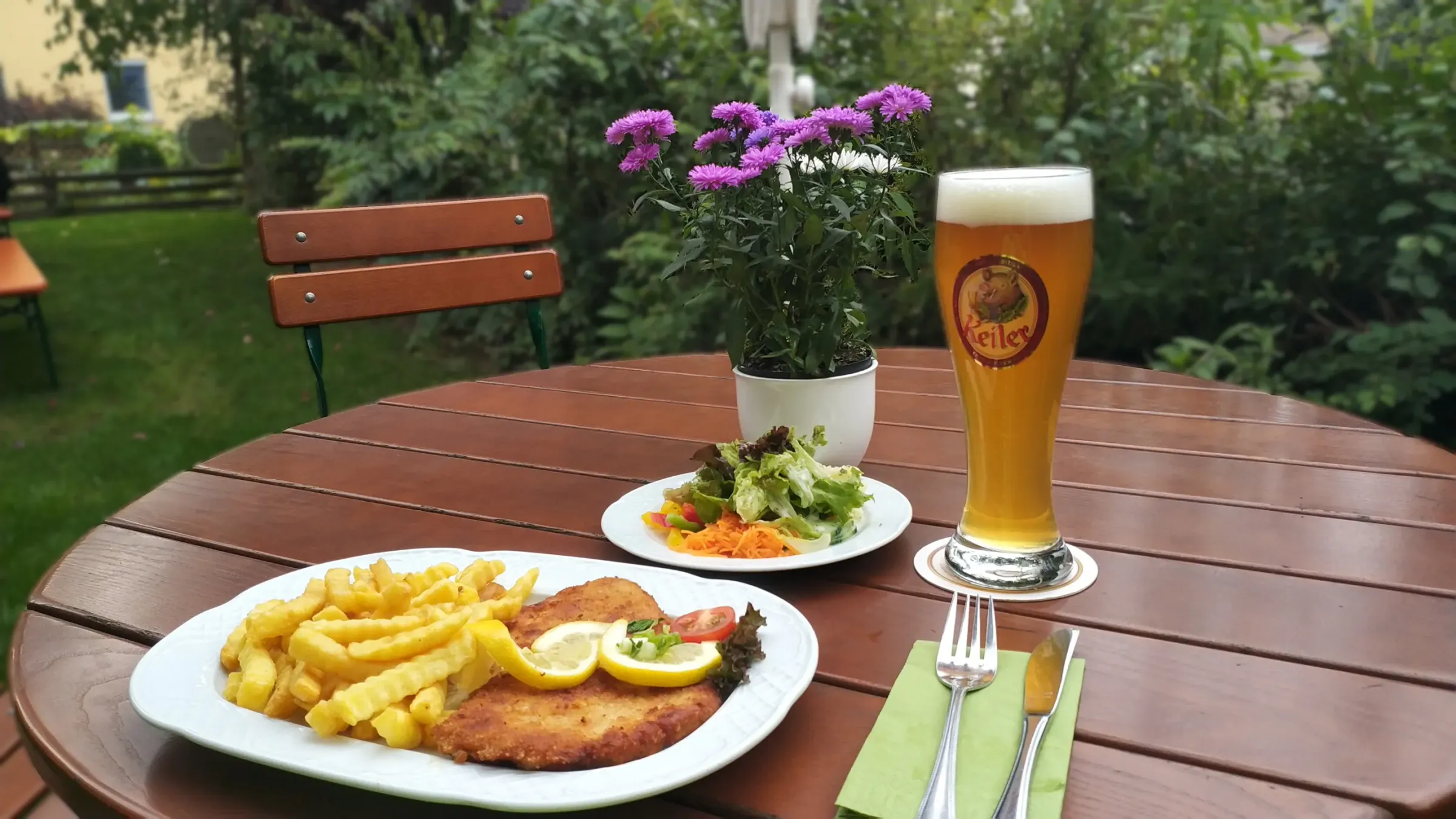 Schnitzel Wiener Art mit Pommes und Salat