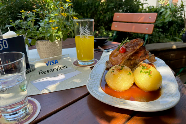 Fränkisches Schäufele mit Klößen im Biergarten