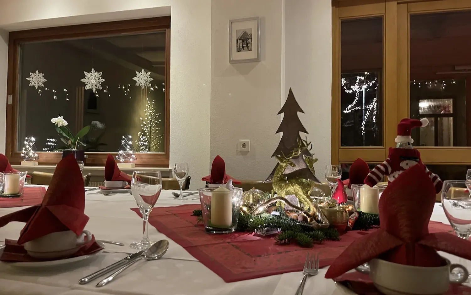 Tische im Gasthaus mit roten Servietten und Weihnachtsdekoration